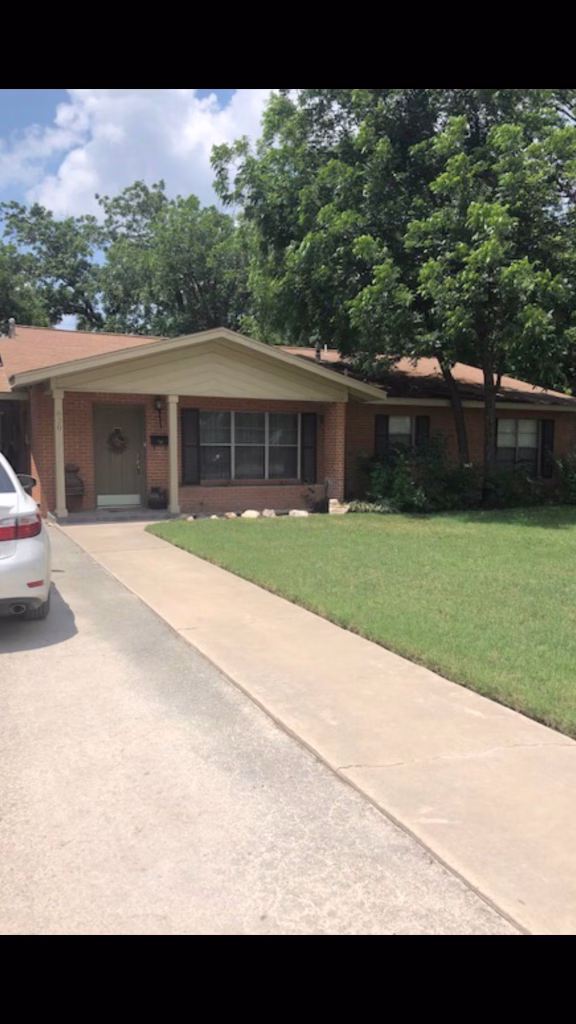 A Beautiful 4BR2BA wash dryer WIFI fenced yard Uvalde