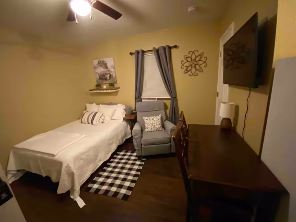 Entire Unit A QUIET Hotel quality COMFYbed kitchen WiFismartTV Uvalde